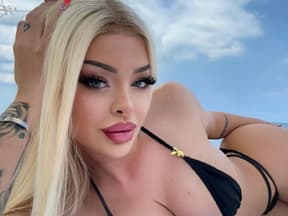 Katja Krasavice macht ein Bikini-Selfie im Liegen