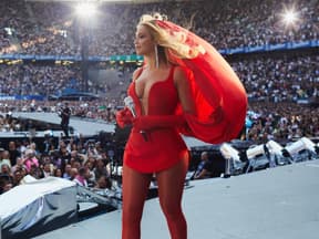 Beyoncé steht auf der Bühne im Volksparkstadion