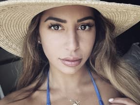 Eva Benetatou im Bikini und mit Sonnenhut