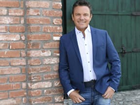 Stefan Mross moderiert "Immer wieder sonntags" und schaut lächelnd in die Kamera