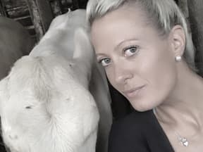 Denise Munding macht Selfie mit Bulle