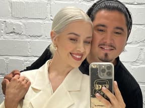 Oana Nechiti und Erich Kann machen ein Selfie im Spiegel
