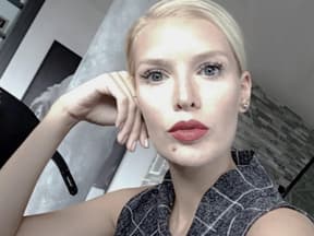 Oksana Kolenitchenko mit ernstem Gesichtsausdruck
