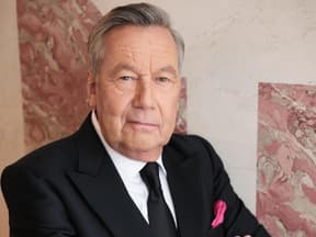 Roland Kaiser steht mit verschränkten Armen an der Wand