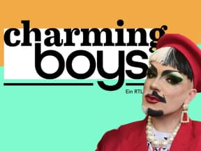 Dragqueen Bambi Mercury vor "Charming Boys"-Logo