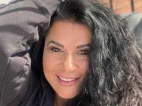 Iris Klein lacht auf Instagram-Selfie und lässt sich in die Haare