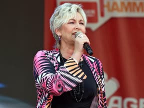 Claudia Jung singt ins Mikrofon