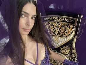 Emily Ratajkowski in lilafarbenen Dessous