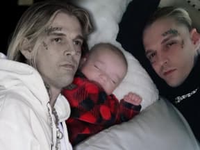 Aaron Carter ausgegraut, im Hintergrund ist ein Selfie mit seinem Baby