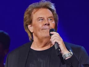 Howard Carpendale guckt schräg nach oben