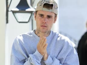 Justin Bieber reibt seine Hände aneinander
