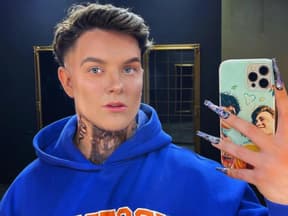 Twenty4tim macht ein Spiegel-Selfie