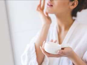 Frau mit Anti-Aging-Creme