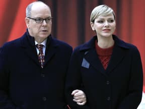 Fürst Albert II. sieht angespannt aus, Fürstin Charlène lächelt leicht