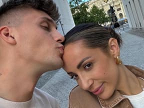 Fynn Lukas Kunz küsst Jennifer Saro auf die Stirn