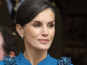 Königin Letizia lächelt leicht