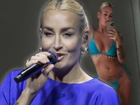 Sarah Connor mit Mikrofon in der Hand, im Hintergrund ist ein Bikini-Selfie von ihr zu sehen