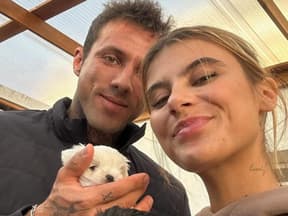 Christian Wolf und Romina Palm lächeln glücklich in die Kamera