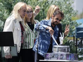 Ringo Starr schneidet in Jeansjacke eine Torte an