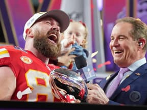 Travis Kelce freut sich nach dem Super Bowl im Interview
