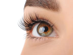 Frau mit sehr langen Wimpern