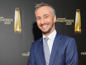 Jan Böhmermann strahlt