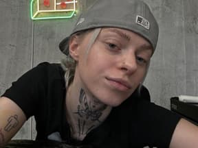 Kiri macht Selfie mit Cap