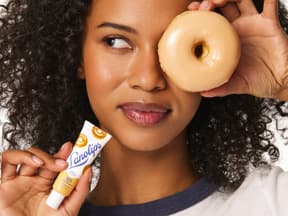 Frau mit Glazed Donut Lips
