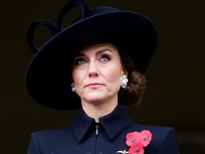 Prinzessin Kate schaut nach oben und unterdrückt ihre Tränen