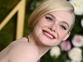 Elle Fanning lächelt in die Kamera