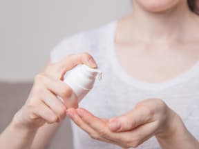 Frau gibt Anti-Aging-Produkt in die hand