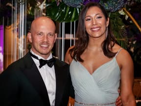 Fabian Hambüchen und Viktoria Diesterbeck posieren strahlend zusammen