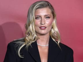 Luna Schweiger mit roten Hintergrund