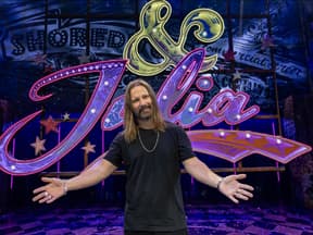 Max Martin bei der Musical-Premiere von "& Julia" in Hamburg mit offenen Armen