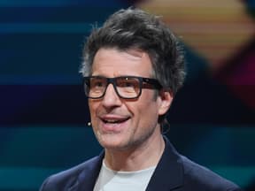 Daniel Hartwich bei der Moderation von "Achtung, Quizfans! Hier rauchen die Köpfe"