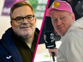 Elton lächelt, Knossi guckt mit Cappy auf dem Kopf und Mikrofon in der Hand kritisch zur Seite
