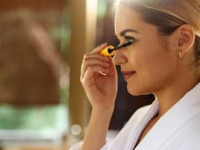 Frau benutzt Wimperntusche