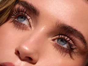 Frau lange Wimpern