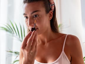 Frau mit Concealer