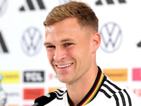 Kimmich lacht bei einer Pressekonferenz