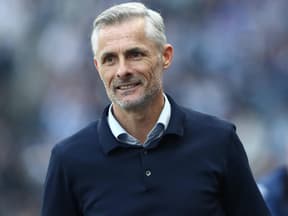 Trainer Kees van Wonderen lacht während Schalke-Fußballspiels