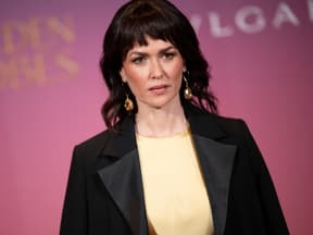 Melika Foroutan guckt ernst