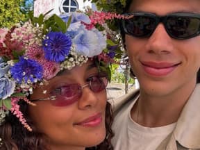 Yasmine Dahlberg mit Blumenkränzen auf dem Kopf