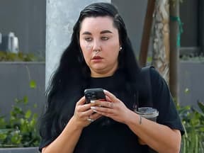 Amanda Bynes mit Handy in der Hand