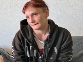 Carola und ihr Freund Stefan sitzen bei "Armes Deutschland" auf dem Sofa