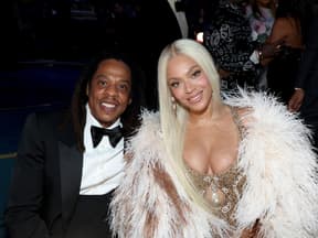 Jay-Z und Beyoncé posieren für die Fotografen und lächeln