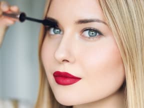 Frau tuscht wimpern
