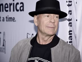 Bruce Willis schaut zur Seite