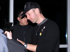 Chris Martin guckt mit Cappy nach unten