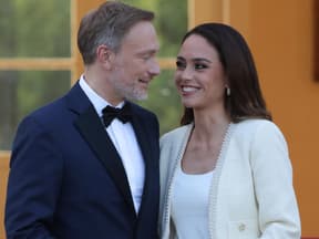 Christian Lindner und Franca Lehfeldt schauen sich verliebt an